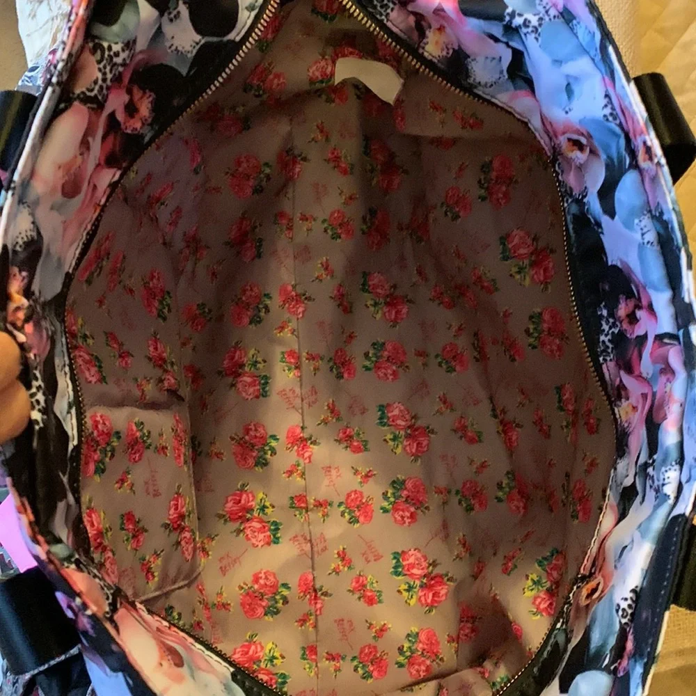 BETSEY‎ JOHNSON. Leo/Blk XORUBY. Beautiful floral Overnight bag. - Picture 9 of 10